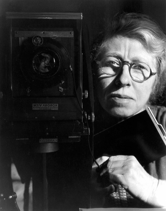 Autoportret z aparatem Korona View, fot. Imogen Cunningham, 1933, © Imogen Cunningham Trust